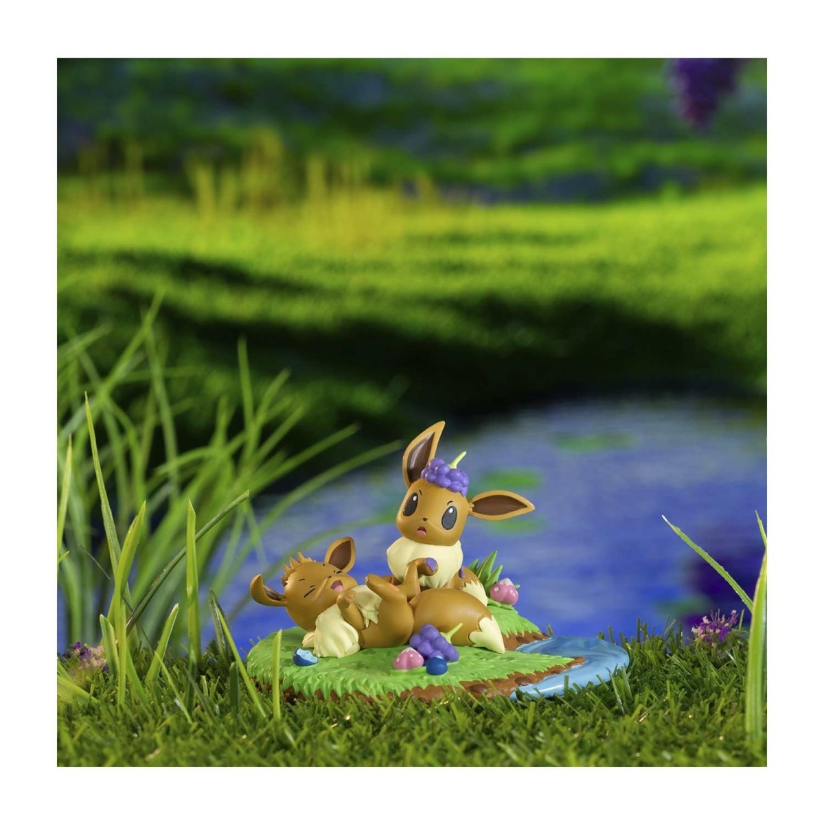 Pokemon Center - Afternoon Picnic with Eevee Evolving Personalities Figure