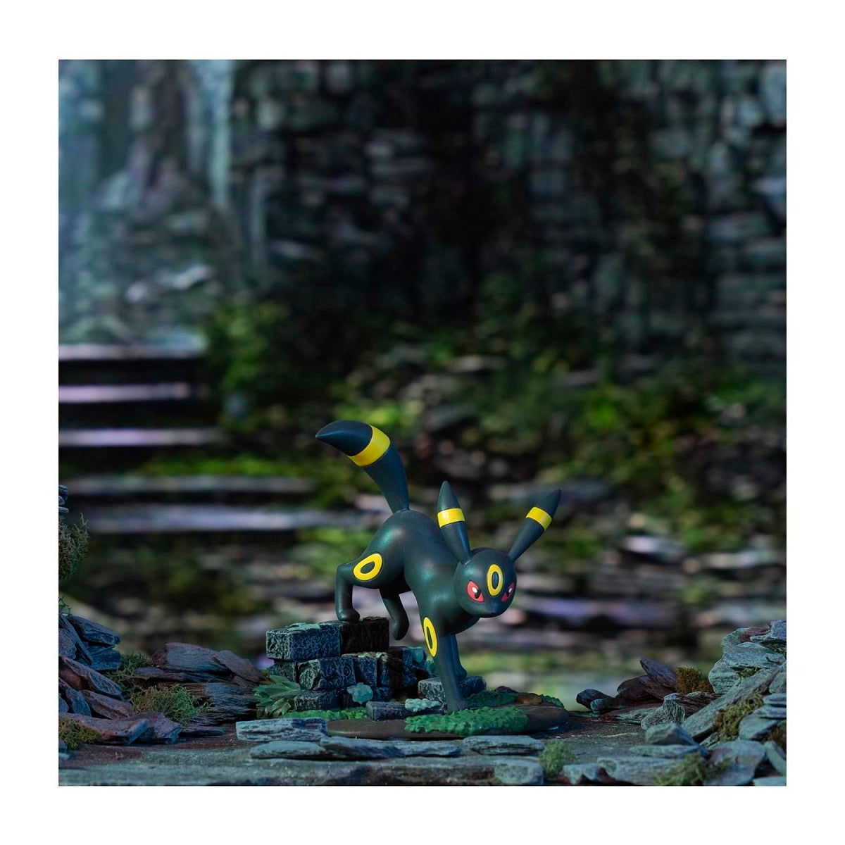 Pokemon Center - Midnight Prowl with Umbreon Evolving Personalities Figure