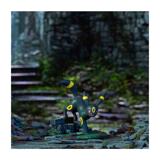 Pokemon Center - Midnight Prowl with Umbreon Evolving Personalities Figure